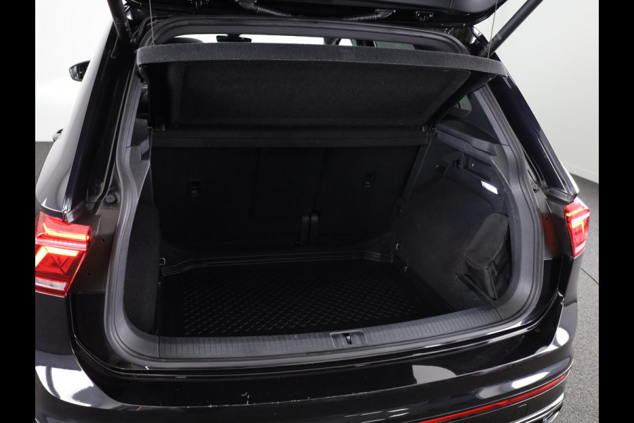 Volkswagen Tiguan 1.5 TSI R-Line Business+ 150pk Automaat (DSG) | Navigatie | Panoramadak | Trekhaak (Zwenkbaar) | Parkeersensoren (Park assist) | Achteruitrijcamera | Achterklep Electrise | Black optie pakket |