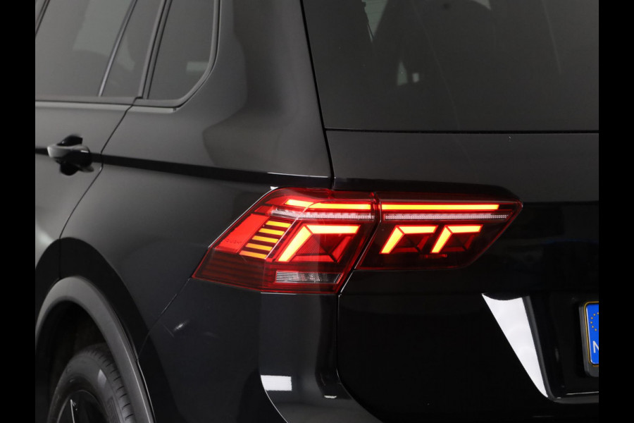 Volkswagen Tiguan 1.5 TSI R-Line Business+ 150pk Automaat (DSG) | Navigatie | Panoramadak | Trekhaak (Zwenkbaar) | Parkeersensoren (Park assist) | Achteruitrijcamera | Achterklep Electrise | Black optie pakket |