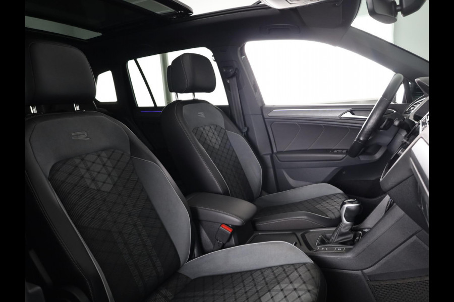 Volkswagen Tiguan 1.5 TSI R-Line Business+ 150pk Automaat (DSG) | Navigatie | Panoramadak | Trekhaak (Zwenkbaar) | Parkeersensoren (Park assist) | Achteruitrijcamera | Achterklep Electrise | Black optie pakket |