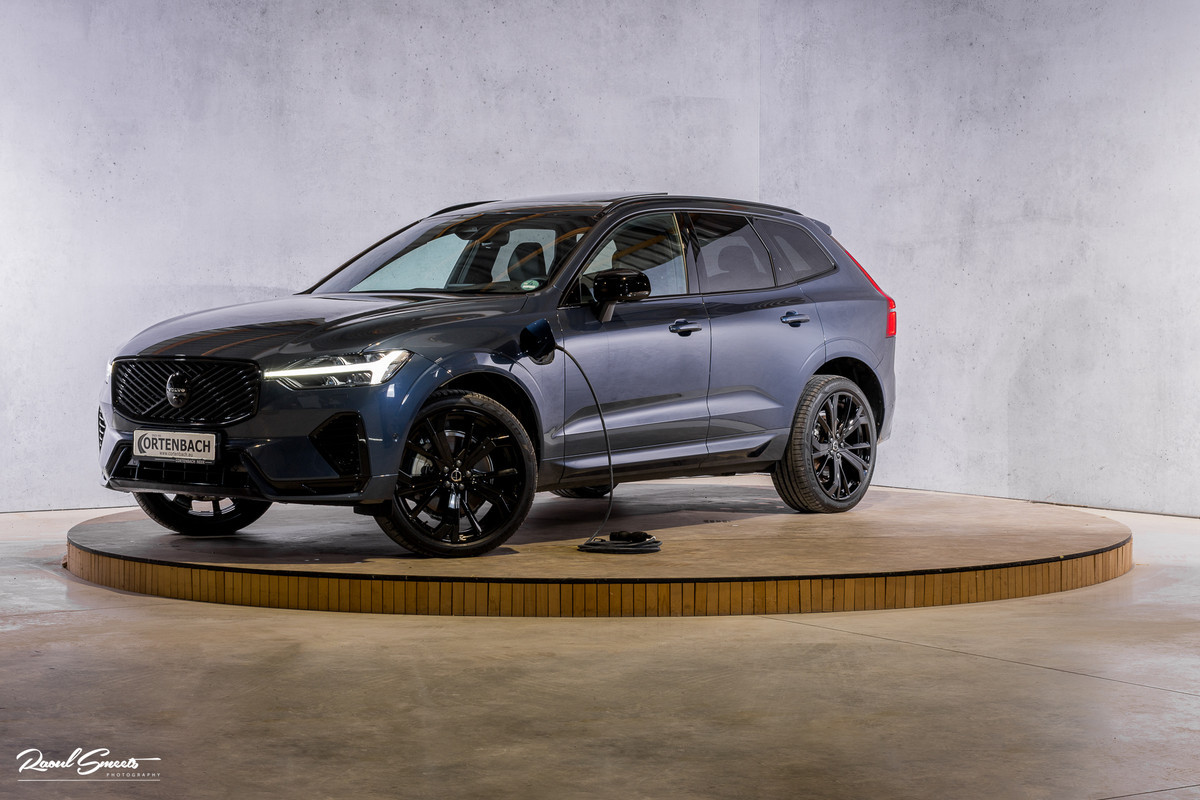 Volvo XC60 2.0 T8 Plug-in hybrid AWD Plus Black Edition Facelift | Zwenkbare trekhaak | Panoramadak | Adaptieve cruise | Harman Kardon | Blis | Memory |