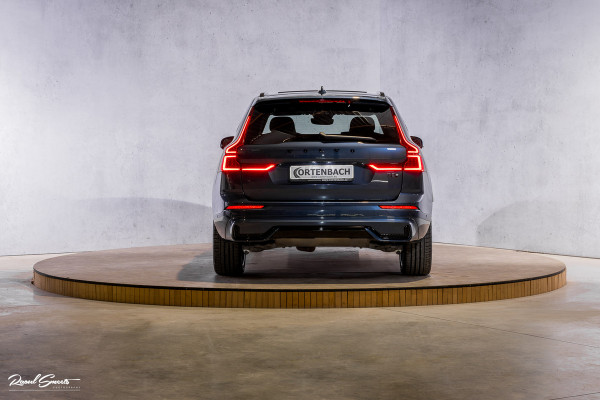 Volvo XC60 2.0 T8 Plug-in hybrid AWD Plus Black Edition Facelift | Zwenkbare trekhaak | Panoramadak | Adaptieve cruise | Harman Kardon | Blis | Memory |