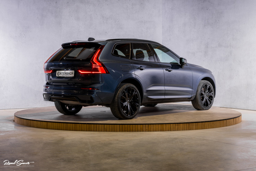 Volvo XC60 2.0 T8 Plug-in hybrid AWD Plus Black Edition Facelift | Zwenkbare trekhaak | Panoramadak | Adaptieve cruise | Harman Kardon | Blis | Memory |