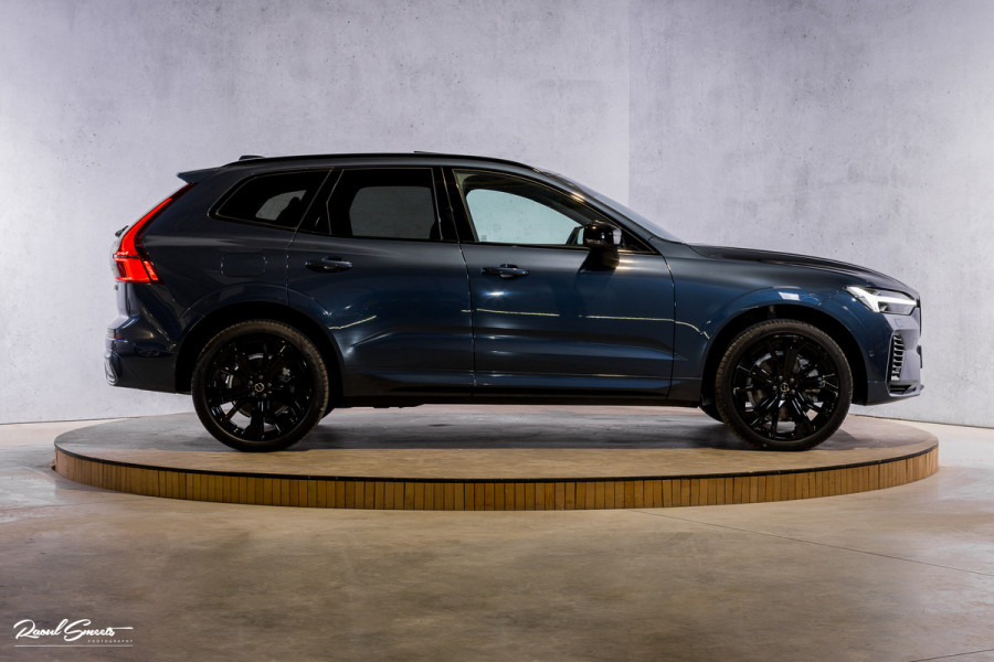Volvo XC60 2.0 T8 Plug-in hybrid AWD Plus Black Edition Facelift | Zwenkbare trekhaak | Panoramadak | Adaptieve cruise | Harman Kardon | Blis | Memory |