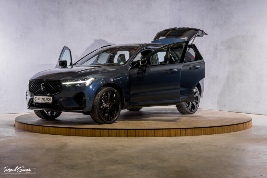 Volvo XC60 2.0 T8 Plug-in hybrid AWD Plus Black Edition Facelift | Zwenkbare trekhaak | Panoramadak | Adaptieve cruise | Harman Kardon | Blis | Memory |