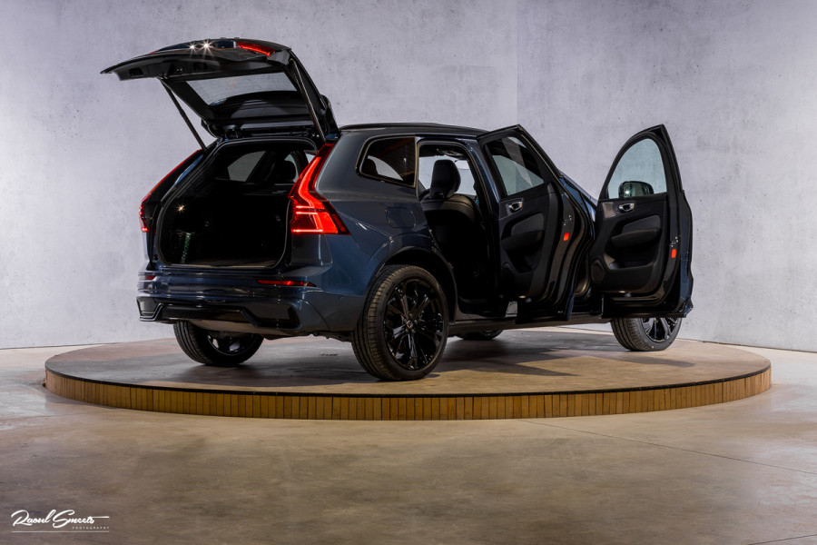 Volvo XC60 2.0 T8 Plug-in hybrid AWD Plus Black Edition Facelift | Zwenkbare trekhaak | Panoramadak | Adaptieve cruise | Harman Kardon | Blis | Memory |
