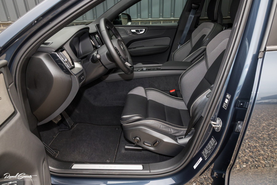 Volvo XC60 2.0 T8 Plug-in hybrid AWD Plus Black Edition Facelift | Zwenkbare trekhaak | Panoramadak | Adaptieve cruise | Harman Kardon | Blis | Memory |