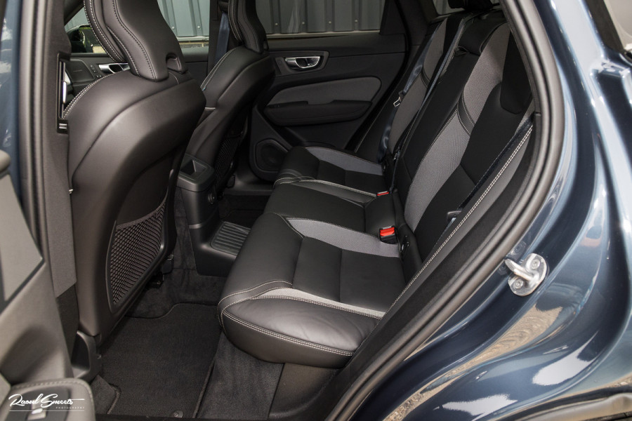 Volvo XC60 2.0 T8 Plug-in hybrid AWD Plus Black Edition Facelift | Zwenkbare trekhaak | Panoramadak | Adaptieve cruise | Harman Kardon | Blis | Memory |