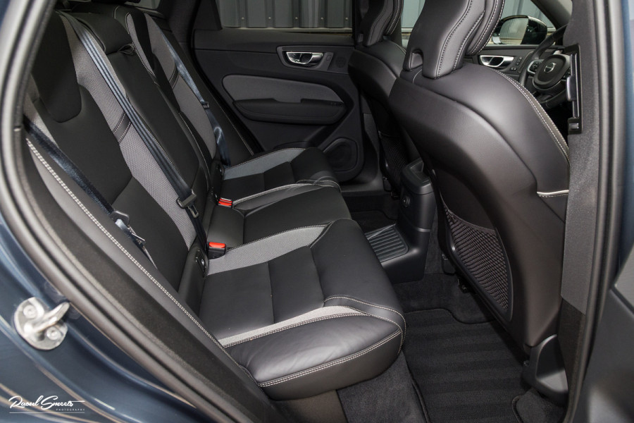 Volvo XC60 2.0 T8 Plug-in hybrid AWD Plus Black Edition Facelift | Zwenkbare trekhaak | Panoramadak | Adaptieve cruise | Harman Kardon | Blis | Memory |
