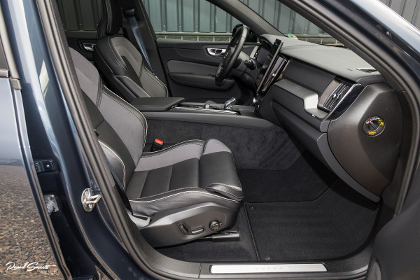 Volvo XC60 2.0 T8 Plug-in hybrid AWD Plus Black Edition Facelift | Zwenkbare trekhaak | Panoramadak | Adaptieve cruise | Harman Kardon | Blis | Memory |