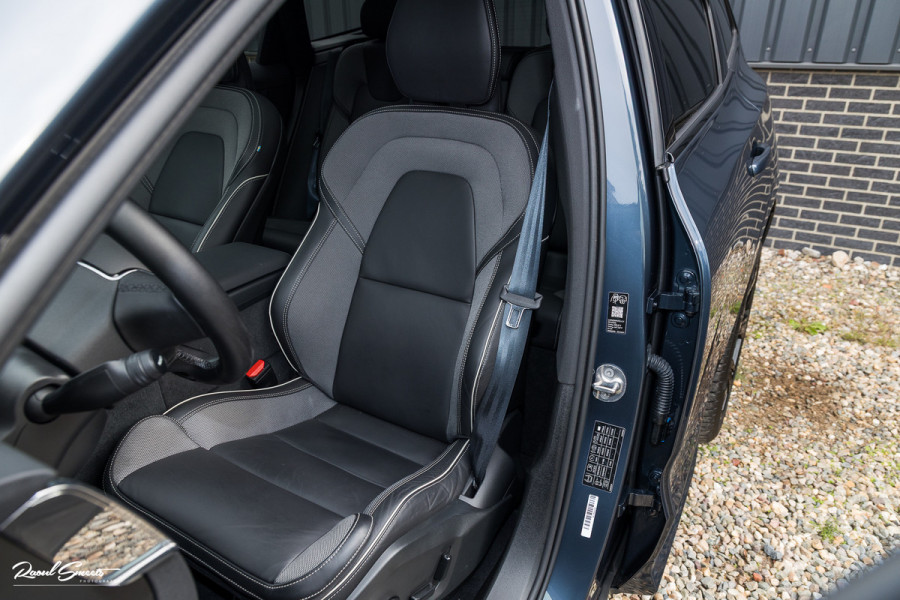 Volvo XC60 2.0 T8 Plug-in hybrid AWD Plus Black Edition Facelift | Zwenkbare trekhaak | Panoramadak | Adaptieve cruise | Harman Kardon | Blis | Memory |