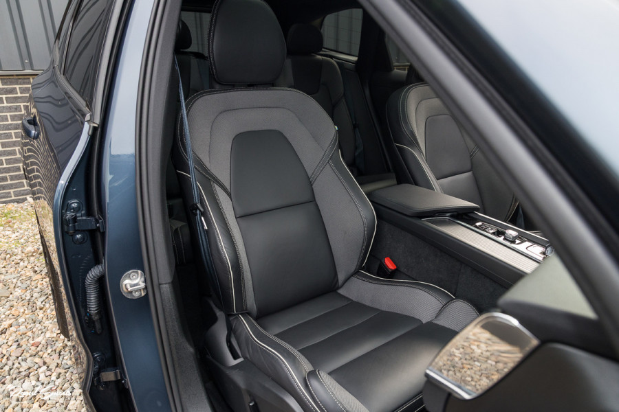 Volvo XC60 2.0 T8 Plug-in hybrid AWD Plus Black Edition Facelift | Zwenkbare trekhaak | Panoramadak | Adaptieve cruise | Harman Kardon | Blis | Memory |