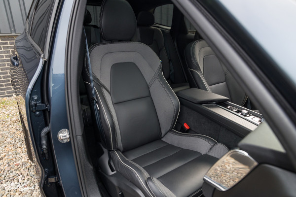 Volvo XC60 2.0 T8 Plug-in hybrid AWD Plus Black Edition Facelift | Zwenkbare trekhaak | Panoramadak | Adaptieve cruise | Harman Kardon | Blis | Memory |