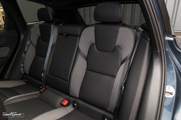 Volvo XC60 2.0 T8 Plug-in hybrid AWD Plus Black Edition Facelift | Zwenkbare trekhaak | Panoramadak | Adaptieve cruise | Harman Kardon | Blis | Memory |