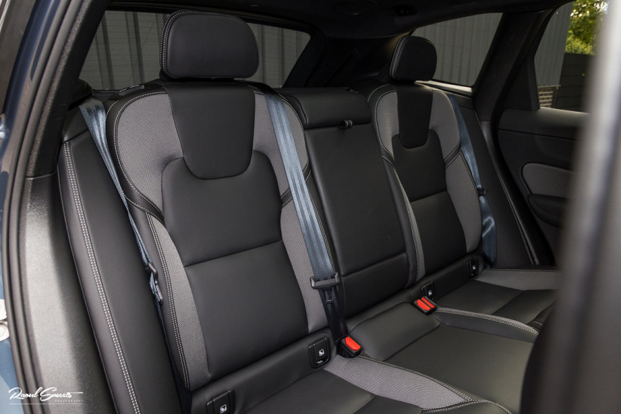 Volvo XC60 2.0 T8 Plug-in hybrid AWD Plus Black Edition Facelift | Zwenkbare trekhaak | Panoramadak | Adaptieve cruise | Harman Kardon | Blis | Memory |
