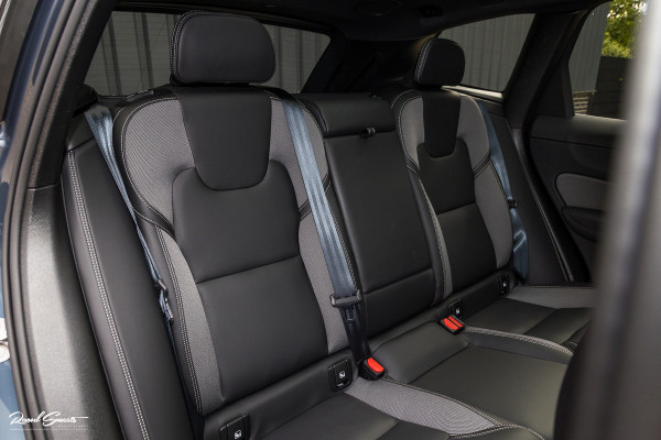 Volvo XC60 2.0 T8 Plug-in hybrid AWD Plus Black Edition Facelift | Zwenkbare trekhaak | Panoramadak | Adaptieve cruise | Harman Kardon | Blis | Memory |