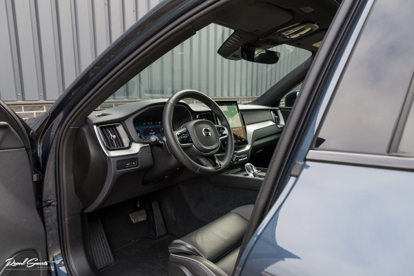Volvo XC60 2.0 T8 Plug-in hybrid AWD Plus Black Edition Facelift | Zwenkbare trekhaak | Panoramadak | Adaptieve cruise | Harman Kardon | Blis | Memory |