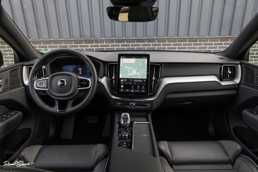 Volvo XC60 2.0 T8 Plug-in hybrid AWD Plus Black Edition Facelift | Zwenkbare trekhaak | Panoramadak | Adaptieve cruise | Harman Kardon | Blis | Memory |