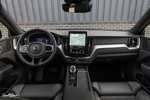 Volvo XC60 2.0 T8 Plug-in hybrid AWD Plus Black Edition Facelift | Zwenkbare trekhaak | Panoramadak | Adaptieve cruise | Harman Kardon | Blis | Memory |