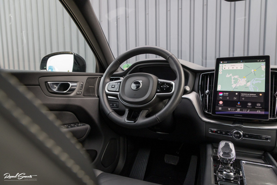 Volvo XC60 2.0 T8 Plug-in hybrid AWD Plus Black Edition Facelift | Zwenkbare trekhaak | Panoramadak | Adaptieve cruise | Harman Kardon | Blis | Memory |
