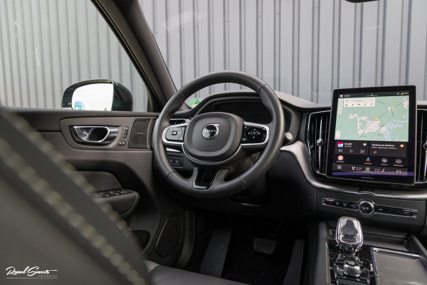 Volvo XC60 2.0 T8 Plug-in hybrid AWD Plus Black Edition Facelift | Zwenkbare trekhaak | Panoramadak | Adaptieve cruise | Harman Kardon | Blis | Memory |