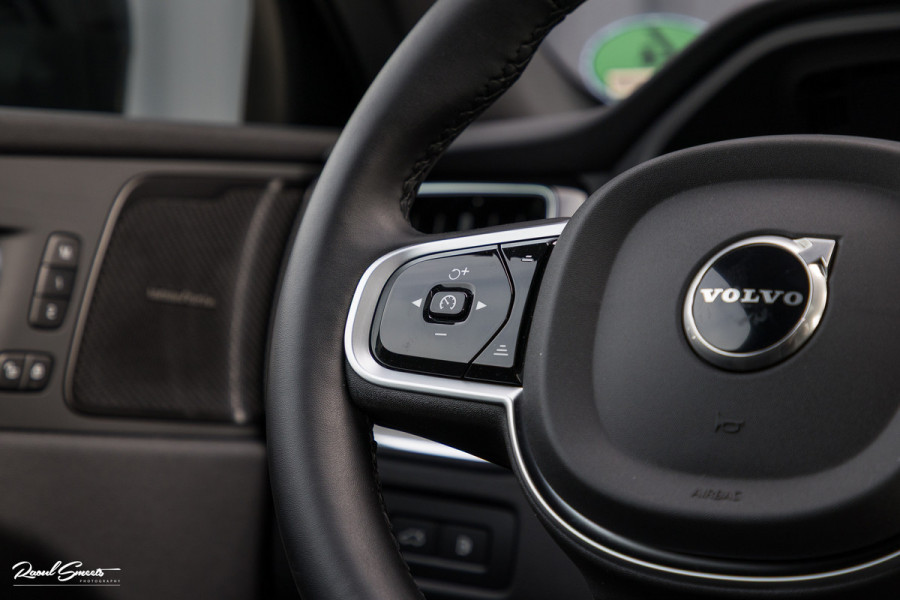 Volvo XC60 2.0 T8 Plug-in hybrid AWD Plus Black Edition Facelift | Zwenkbare trekhaak | Panoramadak | Adaptieve cruise | Harman Kardon | Blis | Memory |