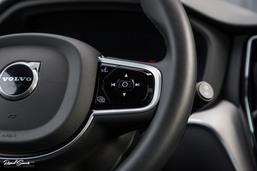 Volvo XC60 2.0 T8 Plug-in hybrid AWD Plus Black Edition Facelift | Zwenkbare trekhaak | Panoramadak | Adaptieve cruise | Harman Kardon | Blis | Memory |