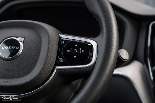 Volvo XC60 2.0 T8 Plug-in hybrid AWD Plus Black Edition Facelift | Zwenkbare trekhaak | Panoramadak | Adaptieve cruise | Harman Kardon | Blis | Memory |