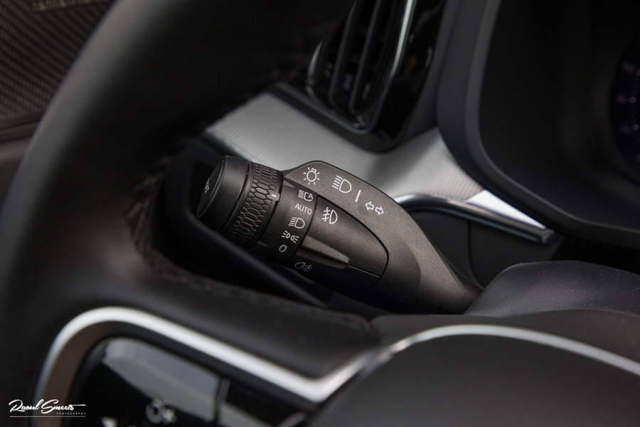Volvo XC60 2.0 T8 Plug-in hybrid AWD Plus Black Edition Facelift | Zwenkbare trekhaak | Panoramadak | Adaptieve cruise | Harman Kardon | Blis | Memory |