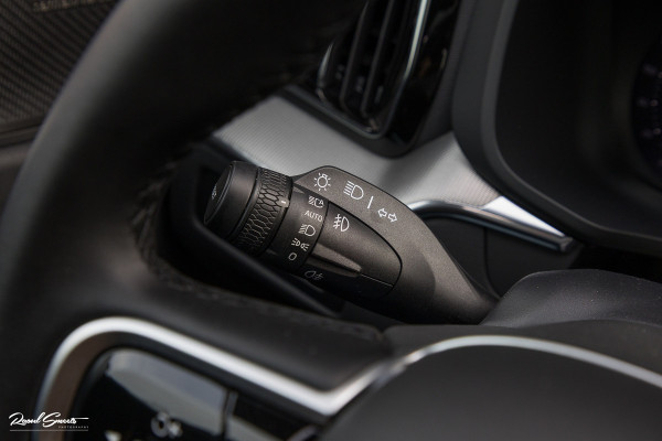 Volvo XC60 2.0 T8 Plug-in hybrid AWD Plus Black Edition Facelift | Zwenkbare trekhaak | Panoramadak | Adaptieve cruise | Harman Kardon | Blis | Memory |