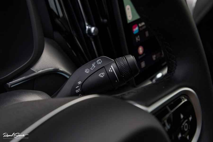 Volvo XC60 2.0 T8 Plug-in hybrid AWD Plus Black Edition Facelift | Zwenkbare trekhaak | Panoramadak | Adaptieve cruise | Harman Kardon | Blis | Memory |