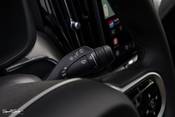 Volvo XC60 2.0 T8 Plug-in hybrid AWD Plus Black Edition Facelift | Zwenkbare trekhaak | Panoramadak | Adaptieve cruise | Harman Kardon | Blis | Memory |