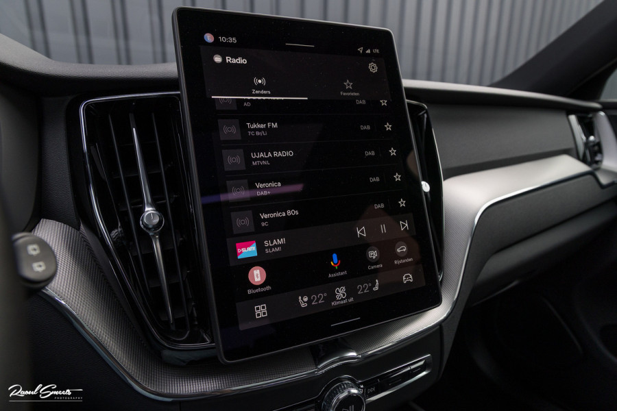 Volvo XC60 2.0 T8 Plug-in hybrid AWD Plus Black Edition Facelift | Zwenkbare trekhaak | Panoramadak | Adaptieve cruise | Harman Kardon | Blis | Memory |