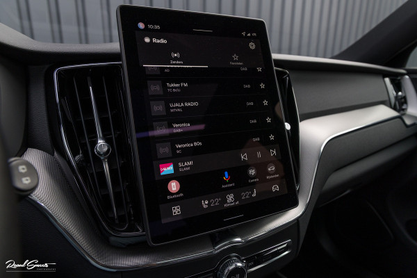 Volvo XC60 2.0 T8 Plug-in hybrid AWD Plus Black Edition Facelift | Zwenkbare trekhaak | Panoramadak | Adaptieve cruise | Harman Kardon | Blis | Memory |