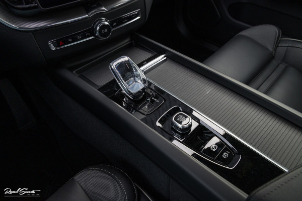 Volvo XC60 2.0 T8 Plug-in hybrid AWD Plus Black Edition Facelift | Zwenkbare trekhaak | Panoramadak | Adaptieve cruise | Harman Kardon | Blis | Memory |