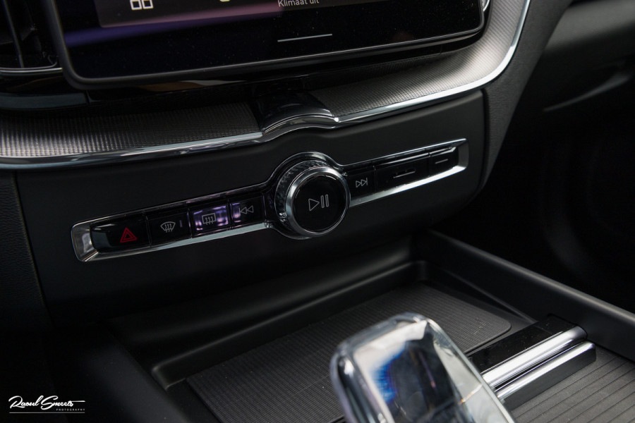 Volvo XC60 2.0 T8 Plug-in hybrid AWD Plus Black Edition Facelift | Zwenkbare trekhaak | Panoramadak | Adaptieve cruise | Harman Kardon | Blis | Memory |