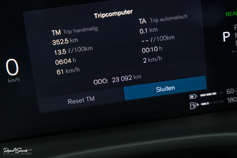 Volvo XC60 2.0 T8 Plug-in hybrid AWD Plus Black Edition Facelift | Zwenkbare trekhaak | Panoramadak | Adaptieve cruise | Harman Kardon | Blis | Memory |