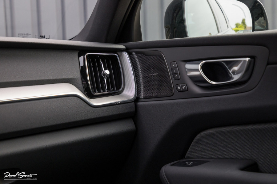 Volvo XC60 2.0 T8 Plug-in hybrid AWD Plus Black Edition Facelift | Zwenkbare trekhaak | Panoramadak | Adaptieve cruise | Harman Kardon | Blis | Memory |