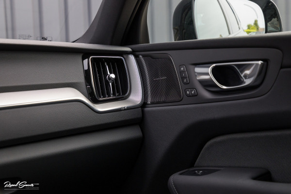 Volvo XC60 2.0 T8 Plug-in hybrid AWD Plus Black Edition Facelift | Zwenkbare trekhaak | Panoramadak | Adaptieve cruise | Harman Kardon | Blis | Memory |