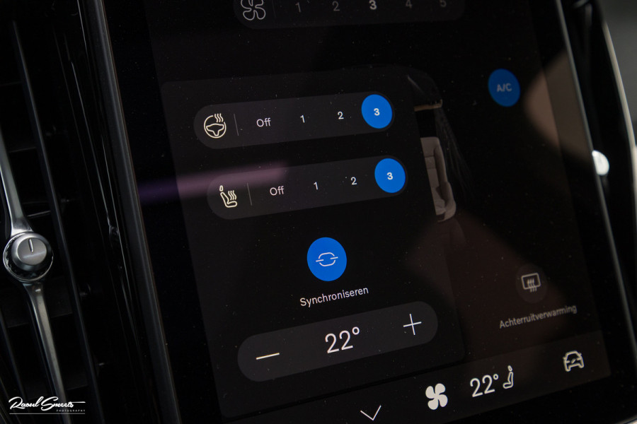 Volvo XC60 2.0 T8 Plug-in hybrid AWD Plus Black Edition Facelift | Zwenkbare trekhaak | Panoramadak | Adaptieve cruise | Harman Kardon | Blis | Memory |