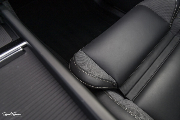 Volvo XC60 2.0 T8 Plug-in hybrid AWD Plus Black Edition Facelift | Zwenkbare trekhaak | Panoramadak | Adaptieve cruise | Harman Kardon | Blis | Memory |