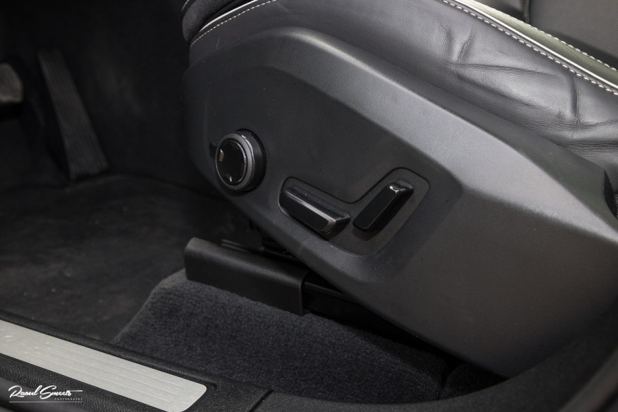 Volvo XC60 2.0 T8 Plug-in hybrid AWD Plus Black Edition Facelift | Zwenkbare trekhaak | Panoramadak | Adaptieve cruise | Harman Kardon | Blis | Memory |