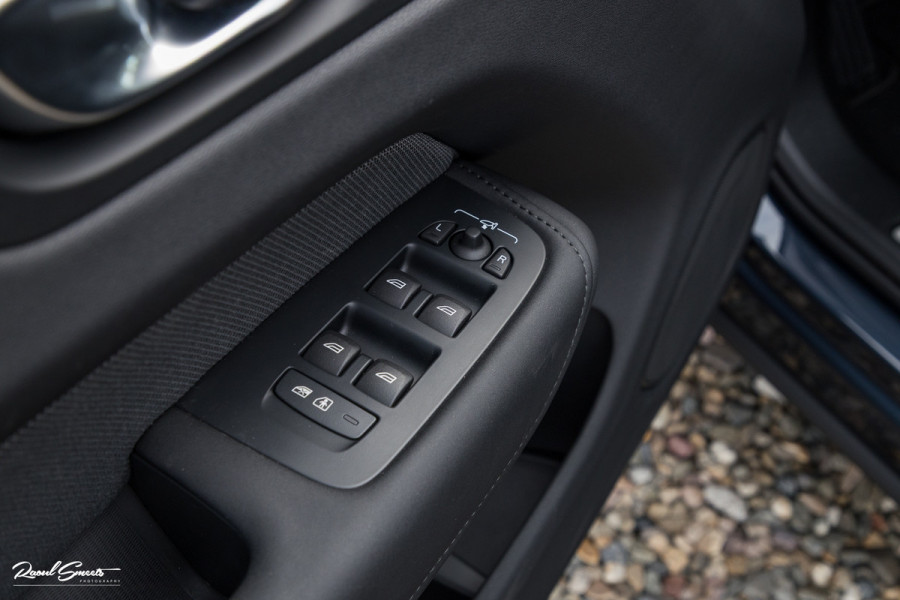 Volvo XC60 2.0 T8 Plug-in hybrid AWD Plus Black Edition Facelift | Zwenkbare trekhaak | Panoramadak | Adaptieve cruise | Harman Kardon | Blis | Memory |