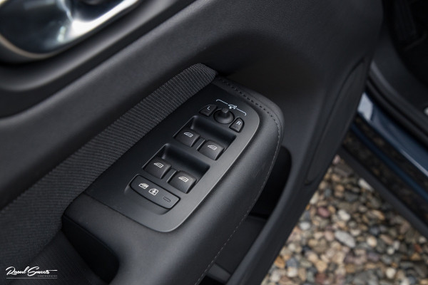 Volvo XC60 2.0 T8 Plug-in hybrid AWD Plus Black Edition Facelift | Zwenkbare trekhaak | Panoramadak | Adaptieve cruise | Harman Kardon | Blis | Memory |