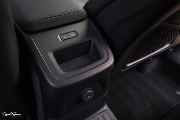 Volvo XC60 2.0 T8 Plug-in hybrid AWD Plus Black Edition Facelift | Zwenkbare trekhaak | Panoramadak | Adaptieve cruise | Harman Kardon | Blis | Memory |