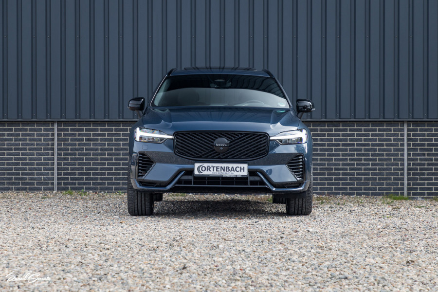 Volvo XC60 2.0 T8 Plug-in hybrid AWD Plus Black Edition Facelift | Zwenkbare trekhaak | Panoramadak | Adaptieve cruise | Harman Kardon | Blis | Memory |