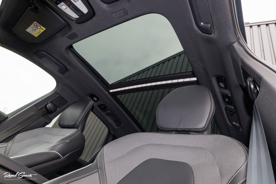 Volvo XC60 2.0 T8 Plug-in hybrid AWD Plus Black Edition Facelift | Zwenkbare trekhaak | Panoramadak | Adaptieve cruise | Harman Kardon | Blis | Memory |