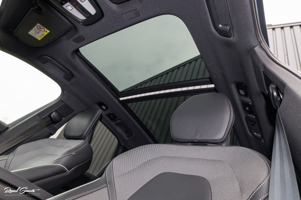 Volvo XC60 2.0 T8 Plug-in hybrid AWD Plus Black Edition Facelift | Zwenkbare trekhaak | Panoramadak | Adaptieve cruise | Harman Kardon | Blis | Memory |