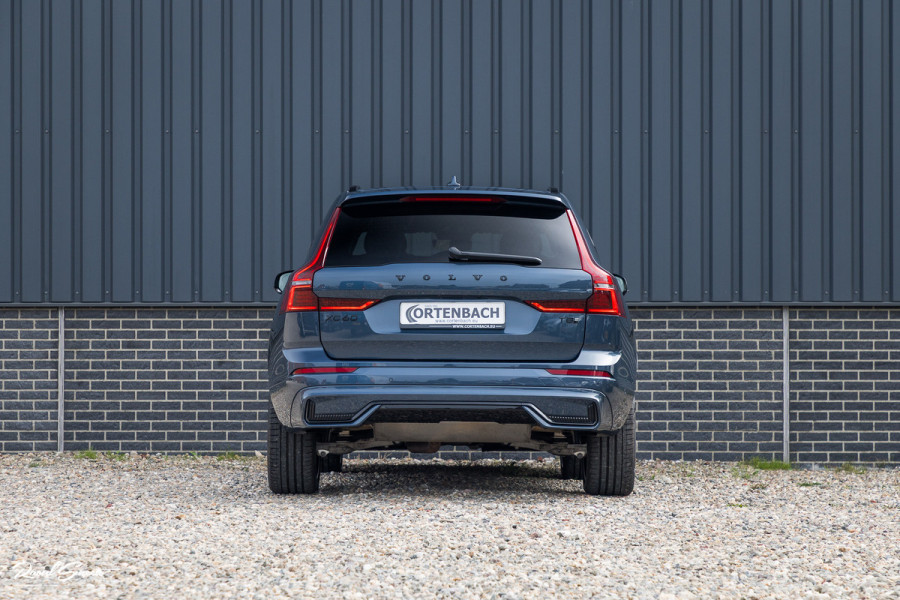 Volvo XC60 2.0 T8 Plug-in hybrid AWD Plus Black Edition Facelift | Zwenkbare trekhaak | Panoramadak | Adaptieve cruise | Harman Kardon | Blis | Memory |