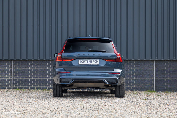 Volvo XC60 2.0 T8 Plug-in hybrid AWD Plus Black Edition Facelift | Zwenkbare trekhaak | Panoramadak | Adaptieve cruise | Harman Kardon | Blis | Memory |