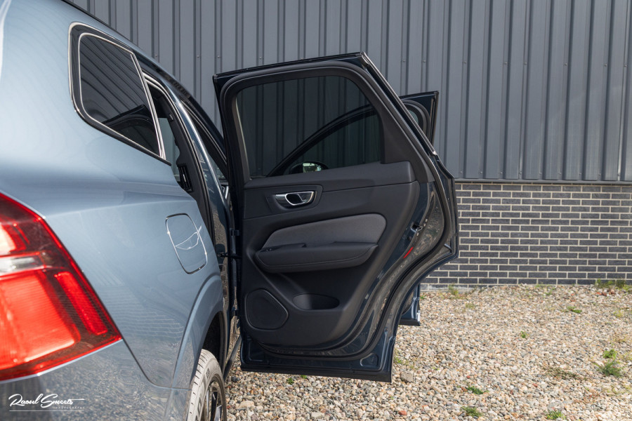 Volvo XC60 2.0 T8 Plug-in hybrid AWD Plus Black Edition Facelift | Zwenkbare trekhaak | Panoramadak | Adaptieve cruise | Harman Kardon | Blis | Memory |